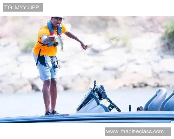 足球垂钓客的奇妙旅程在绿茵场上钓鱼与踢球的完美结合